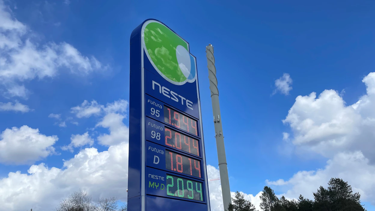 Uusiutuvia tuotteita valmistetaan Nesteen jalostamoilla Suomessa, Alankomaissa ja Singaporessa.