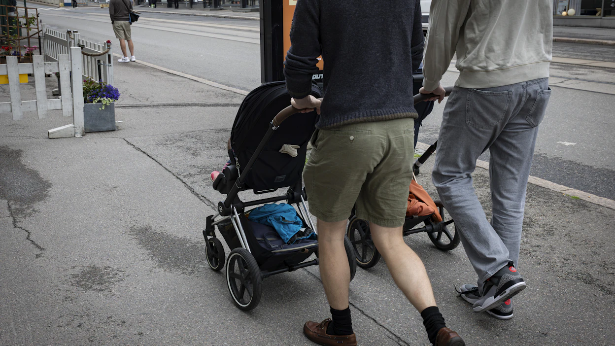 Lasten syntymä muutta usein elämän rytmiä. Kuvituskuva.