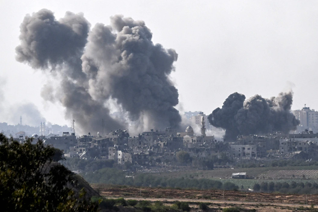 Savu nousee Israelin tekemien iskujen seurauksena Gazassa. Kuva Israelin puolelta rajaa. LEHTIKUVA/AFP.