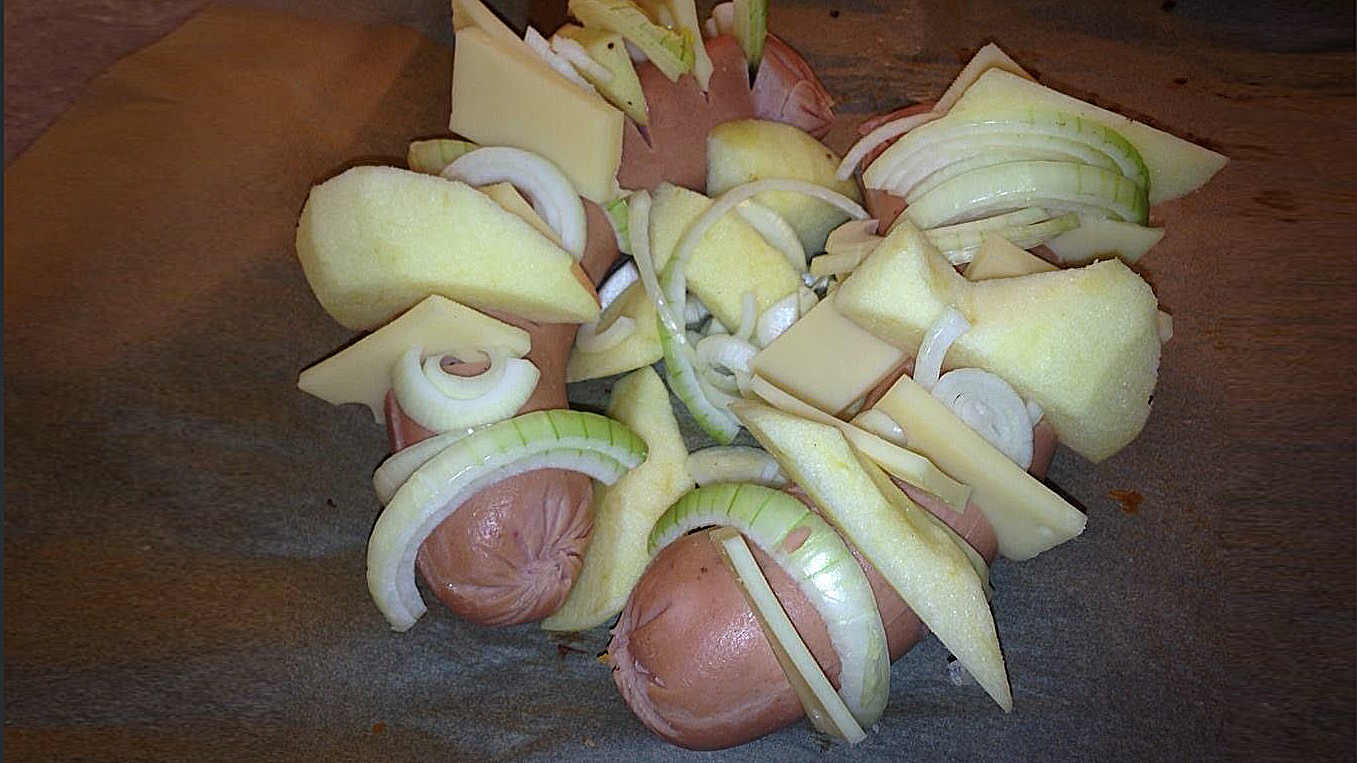 Uunimakkara runsain lisukkein.