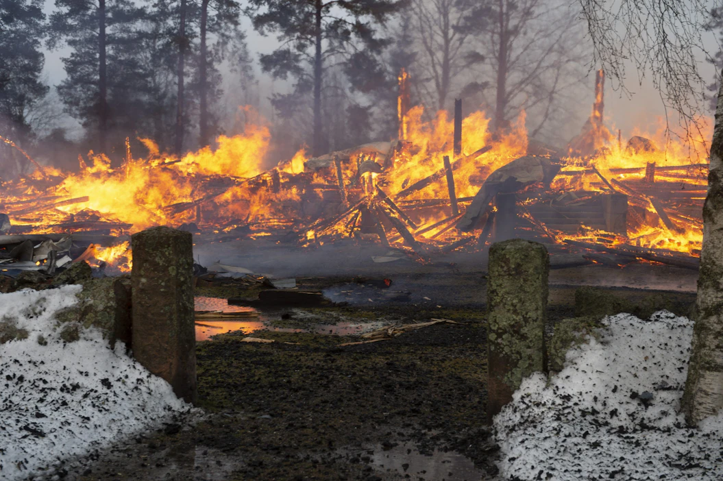 Rautjärven puukirkko syttyi palamaan joulupäivän aamuna jumalanpalveluksen aikana. Aamunpäivän aikana kirkko paloi kivijalkaan asti. LEHTIKUVA / Ari Nakari.