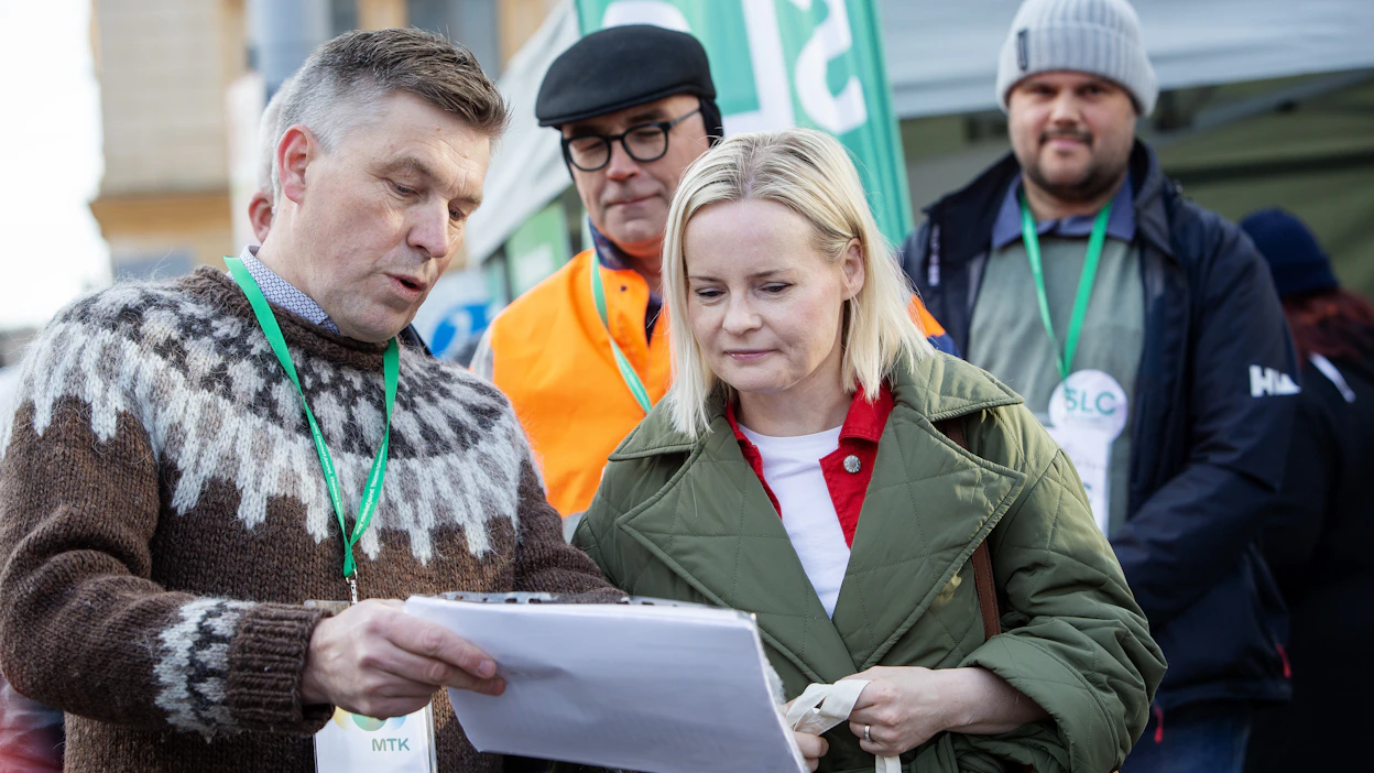 MTK:n puheenjohtaja Juha Marttila esitteli järjestön tavoitteita Riikka Purralle (ps.) hallitusneuvottelujen alkuvaiheessa.