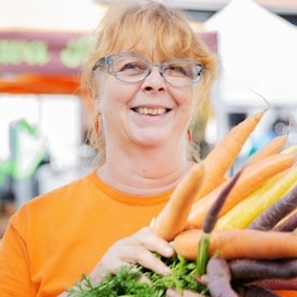 Irmeli Vinnikainen myi erivärisiä porkkanoita Lepaan puutarhanäyttelyssä.