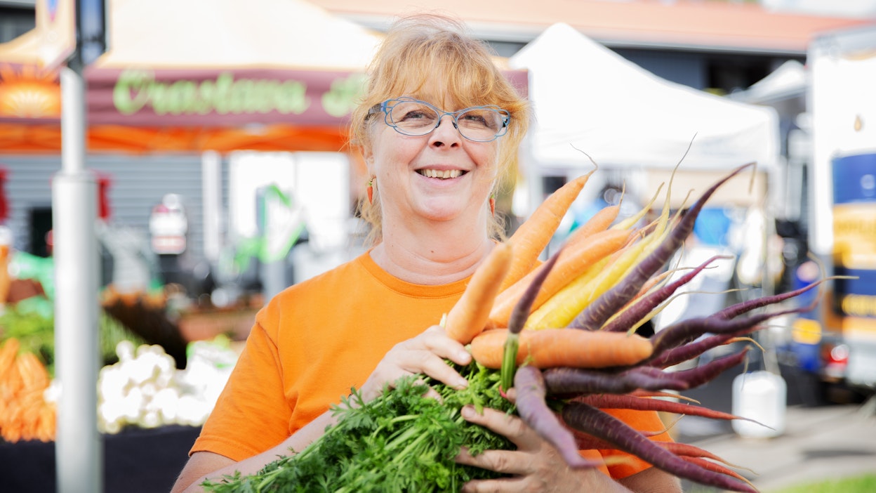 Irmeli Vinnikainen myi erivärisiä porkkanoita Lepaan puutarhanäyttelyssä.