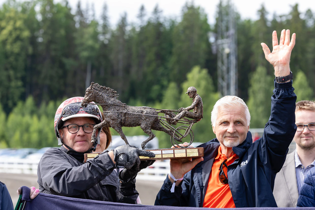Jari ja Jarmo Kinnunen juhlivat tammahambon voittoa Jokimaalla heinäkuun alussa. Tuolloin ohjastuksesta vastasi Tuukka Varis.