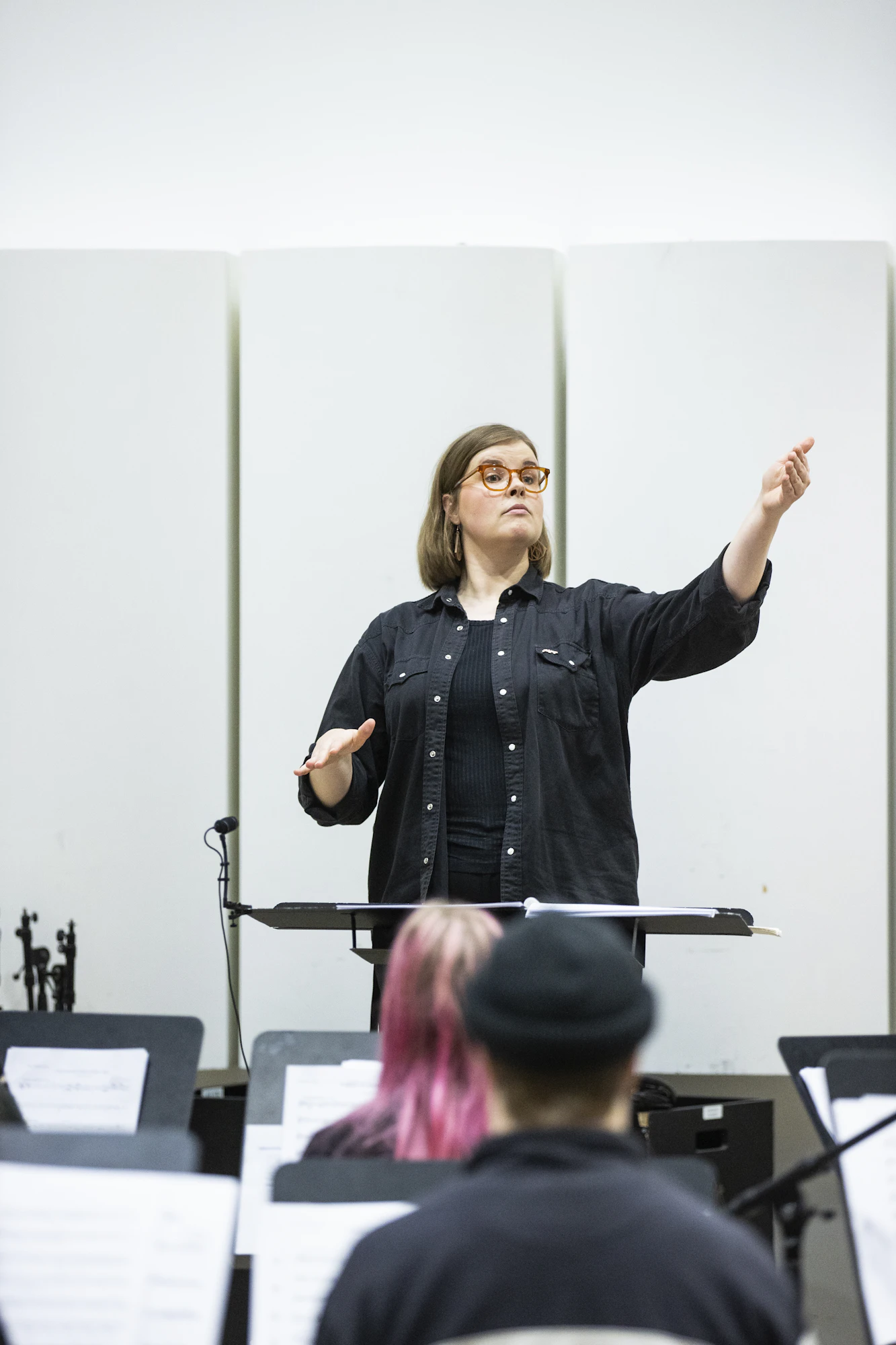 Takanen sanoo, että kapellimestarin työ tehdään pääosin ennen konserttiharjoitusten alkua. ”Pitää tutkia teosta, säveltäjän elämää ja mitä säveltäjä on halunnut kappaleellaan sanoa. Toisaalta on oltava valmis tekemään muutoksia omaan suunnitelmaan, jos muusikoilta tulee inspiroivia ideoita.”