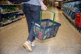 Ketjuista Prisma ja S-market kehittyivät viime vuonna tasatahtiin, ja molempien myynti kasvoi 3,5 prosenttia verrattuna edellisvuoteen, kertoo NielsenIQ.