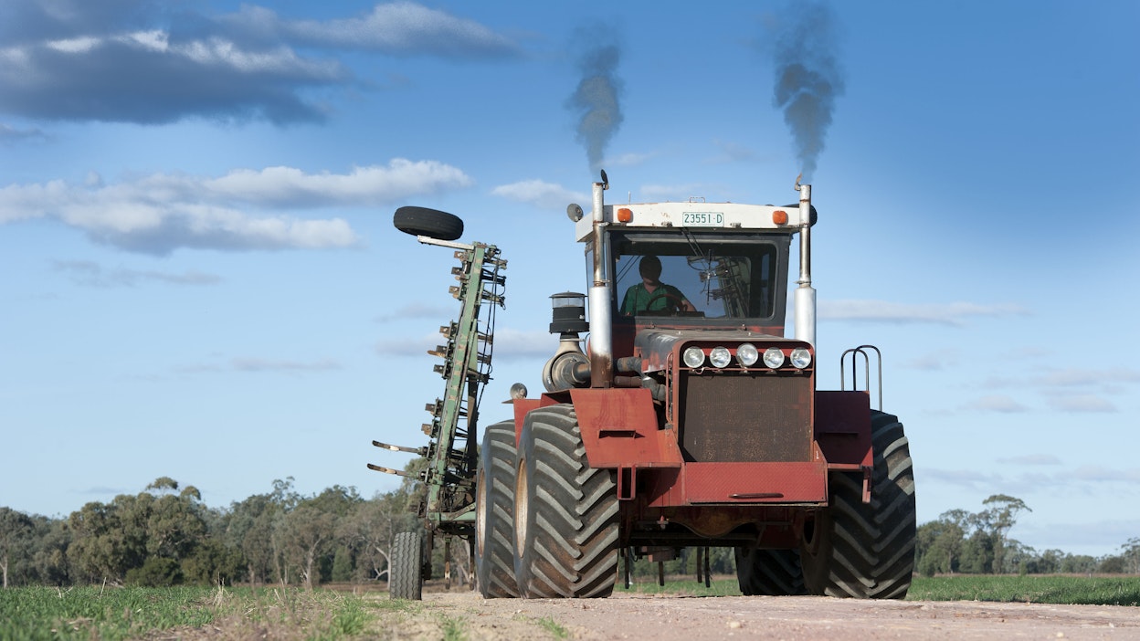 IH Acremaster M400 -traktori painaa vajaat 16 tonnia, moottorina on 12-sylinterin vapaastihengittävä Mercedes Benz.
