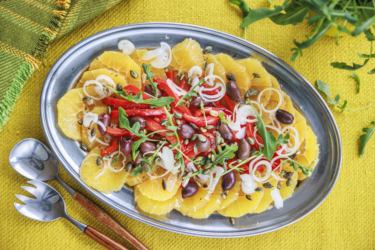 Raikas C-vitamiinipitoinen salaatti syntyy appelsiineista ja paahdetuista paprikoista. Se maistuu erityisesti paistetun broilerin ja kalaruokien kanssa.