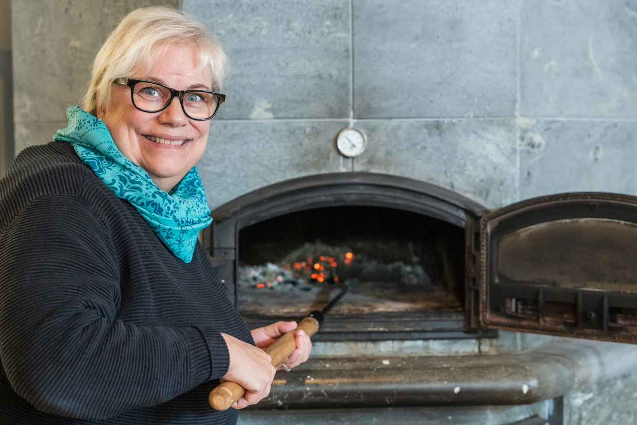 Makuelämyksiä Äksyjen Ämmien majatalon keittiössä rakennetaan aitouden, luonnon ja paikallisuuden pohjalta, kertoo Kirsti Partanen.