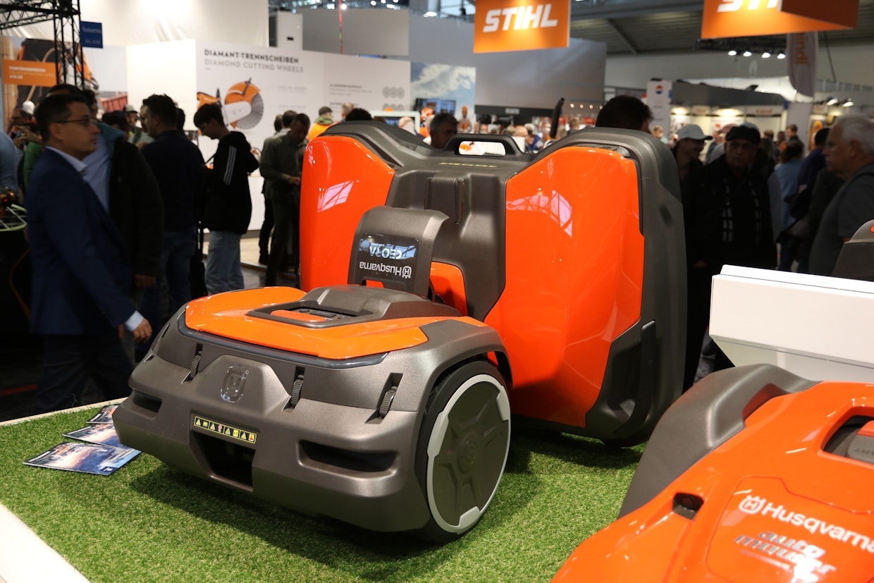 Husqvarna Ceora 544 Epos robottiruohonleikkurin ohjaus perustuu GPS ohjaukseen, mutta referenssiasema on välttämättömyys riittävän tarkkuuden saavuttamiseksi. Ensimmäisellä leikkuukerralla leikkurille neuvotaan uuden alueen rajat ohjaamalla leikkuria matkapuhelinsovelluksen avulla. Melkoisen järeän 72 kg painavan leikkurin kapasiteetti riittää noin 40 000 m2:n pinta-alalle.