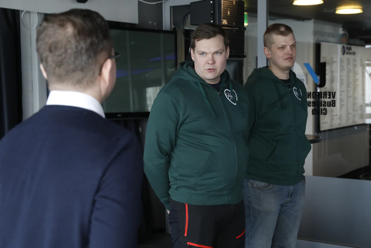 Ilkka Mäkitalo (keskellä) ja Jaakko Mikkola kertoivat Orpolle nuorten tuottajien haasteista.
