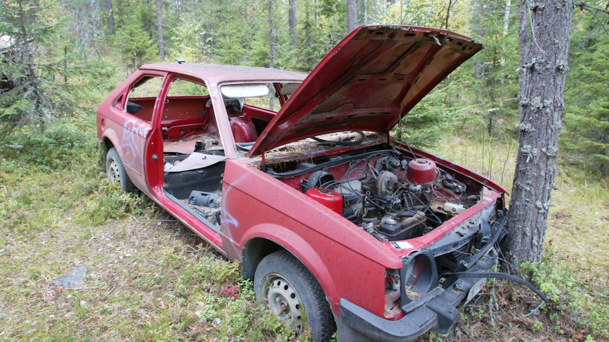 Tuomittu oli jättänyt maastoon eri paikkoihin lähes 400 autonromua. Kuva ei liity tapaukseen.