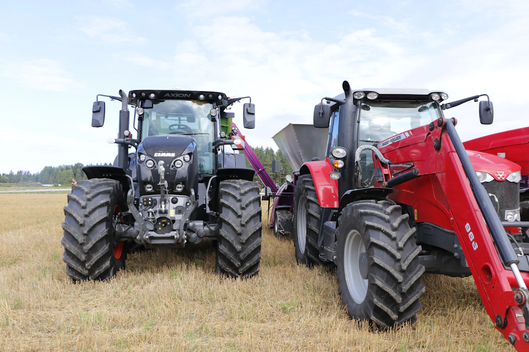 Claas, New Holland ja Massey-Ferguson muodostavat tasaisen kolmikon traktorien suosikeissa Suomessa Valtran, Fendtin ja John Deeren takana. Ruotsissa Massey-Ferguson on noussut Valtran ohi listan kakkoseksi.