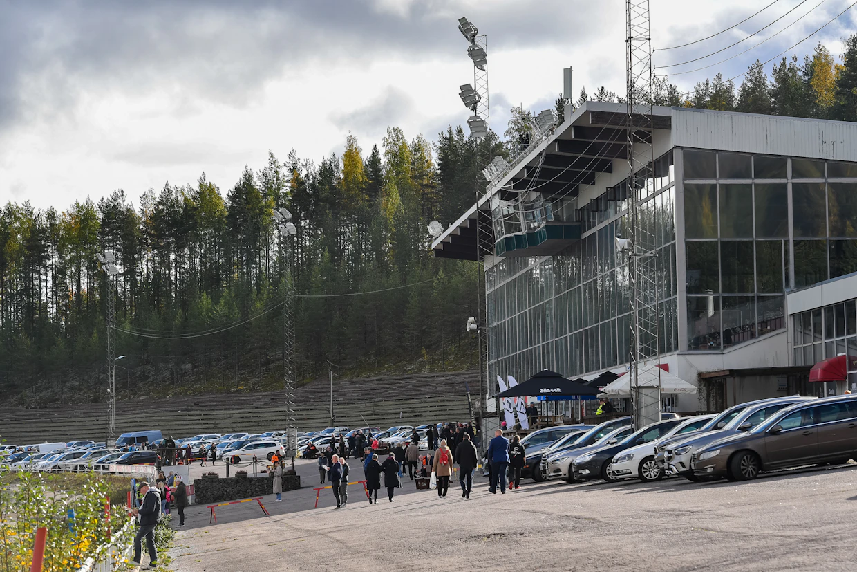 Yleisölaji vai televisiolaji, ammattiurheilua vai amatööriurheilua, yötöitä vai päivätöitä; siinä rakenteellisia kysymyksiä, joiden edessä raviurheilu tällä hetkellä on.