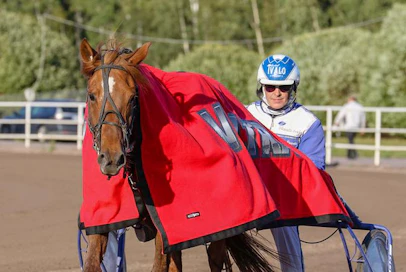 Ahti Raukon omistama, Mira Lehdon valmentama, Torsti Kaitarinteen kasvattama ja Jarmo Saarelan ohjastama kolmetoistavuotias tamma Pälvi Tuttu vei jymy-yllättäjänä nimiinsä etäisen sukulaisensa Marinen muistolähdön. Arkistokuvassa tamma on loimitettuna Sisusarjan ykkösenä.
