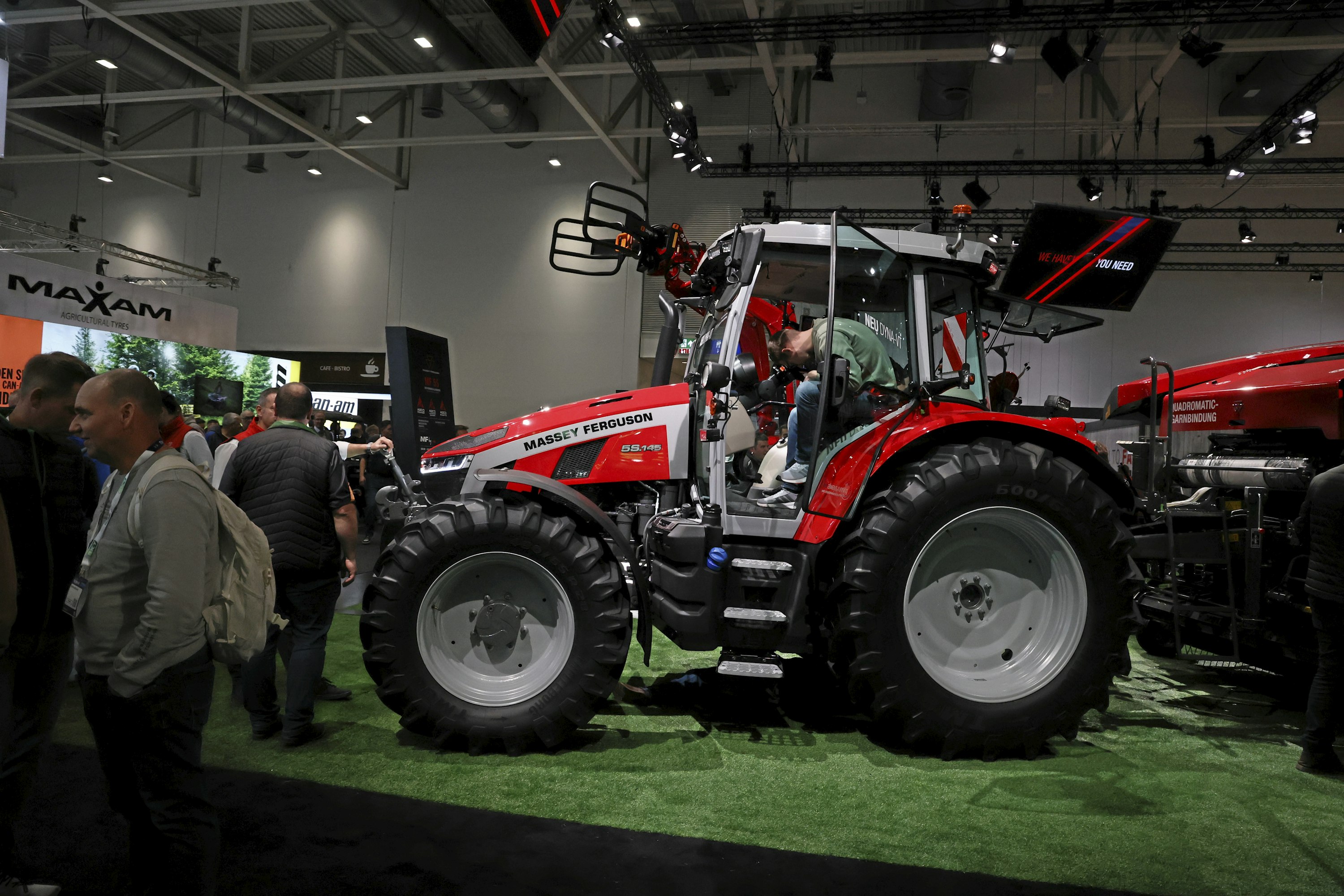 Massey Fergusonin osaston kuumin uutuus oli portaattomalla 40 km/h Dyna-VT–voimansiirrolla varustettu 5S-mallisto. 105–145-hevosvoimaisia malleja tarjotaan Efficient- ja Exclusive-varustetasoilla. Hydrauliikan kuormantunteva pumppu tuottaa 110 l/min virtauksen. Suomessa kysyntää odotetaan olevan etenkin kunnallisteknisissä töissä sekä erikoisviljelyssä. Portaattoman voimansiirron lisähinta Dyna-6–malliin verrattuna on verottomana noin 7 000 euroa.