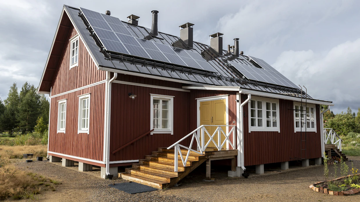 Vaikka talo on rakennettu vanhoista materiaaleista, talossa hyödynnetään modernia tekniikkaa, kuten aurinkosähköä.