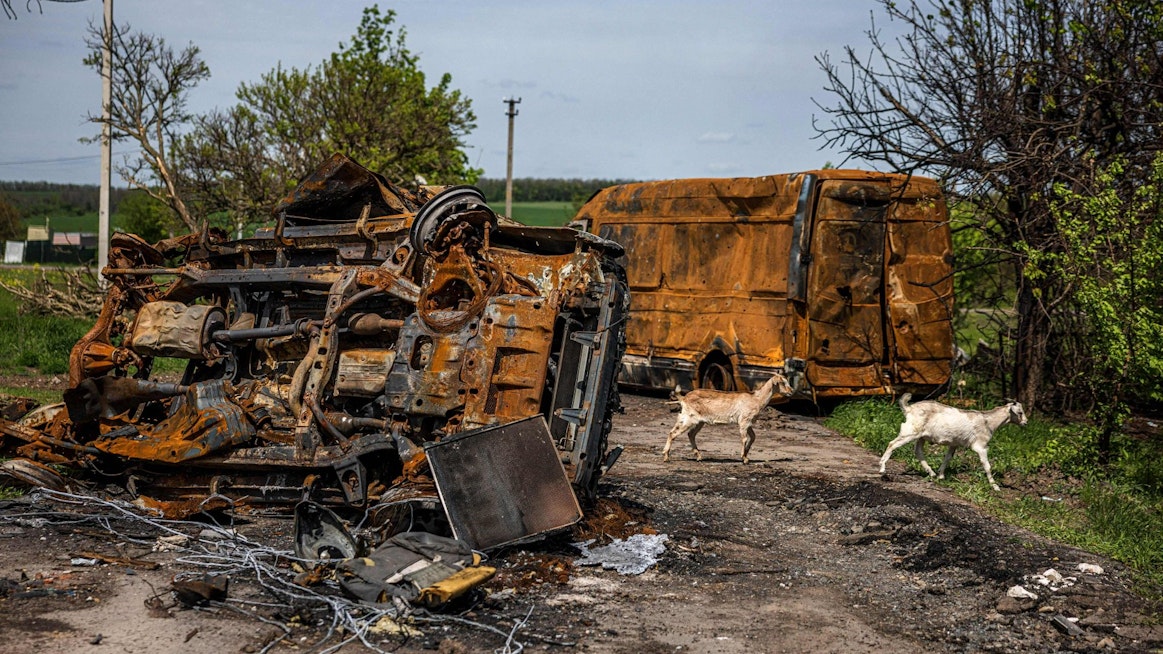 Venäjän hyökkäys Ukrainaan on kestänyt jo 79 päivää. Poltetut ajoneuvot on kuvattu perjantaina kylässä lähellä itäistä Harkovan suurkaupunkia. LEHTIKUVA / AFP.