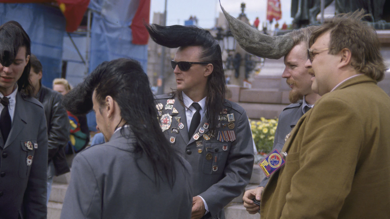 Leningrad Cowboys -yhtyeen jäseniä Senaatintorilla Total Balalaika Show -konsertin harjoitustauolla vuonna 1993.