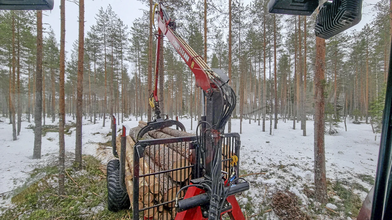 Monella tilalla on puutavarakuormain. Sen käyttökohteiksi voi laajentaa myös hakkuuta edeltävät työt tai hakkuun aikaiset työtoimet.