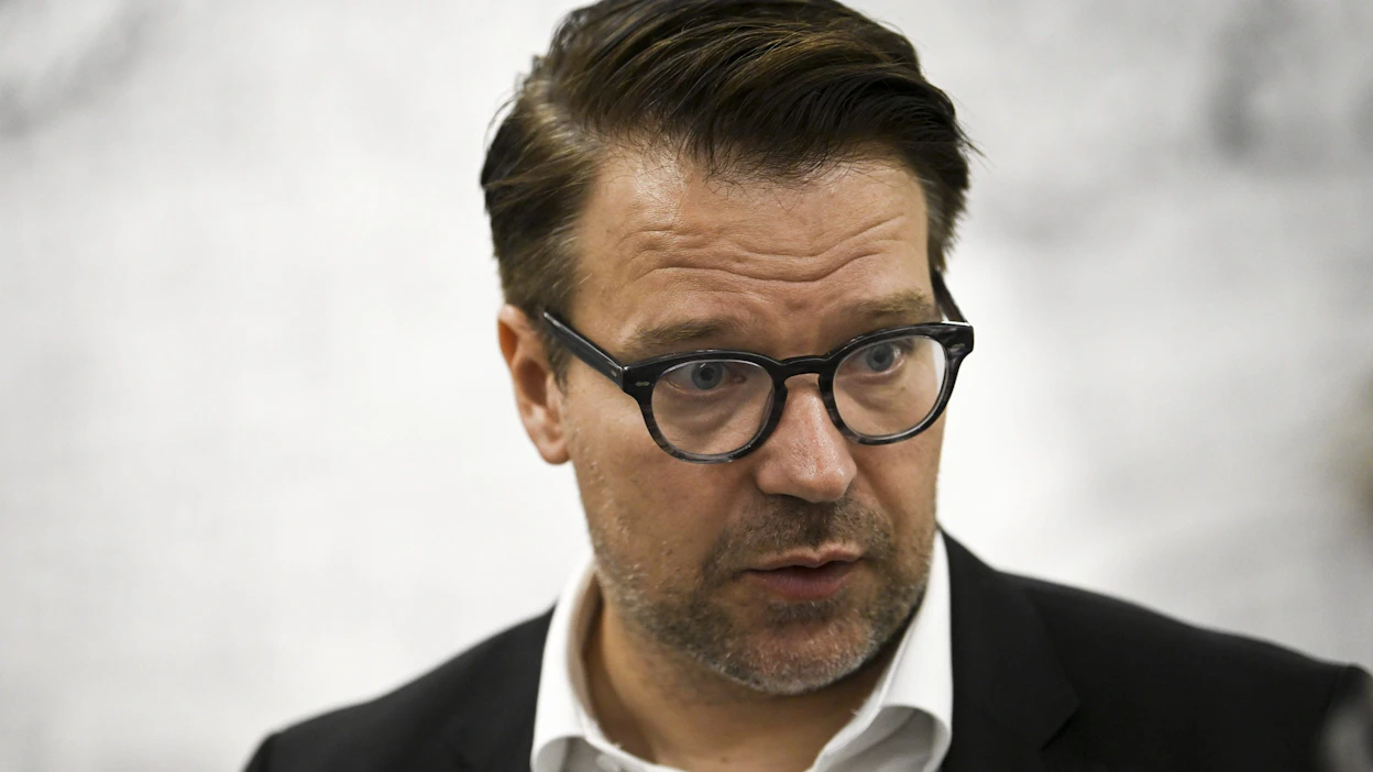 Ville Niinistö (vihr.) vaati EU-komissiota ja jäsenmaita varmistamaan, että kaikki varjolaivastoon kuuluvat alukset asetetaan pakotteiden alle. LEHTIKUVA / EMMI KORHONEN.