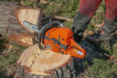 Paljon katkontaa sisältävässä työssä moottorisahan vääntöominaisuudet ovat oleellisessa osassa. Husqvarnan 60-kuutioisten mallisarjassa matalaviritteisempää versiota edustaa 555 Professional.