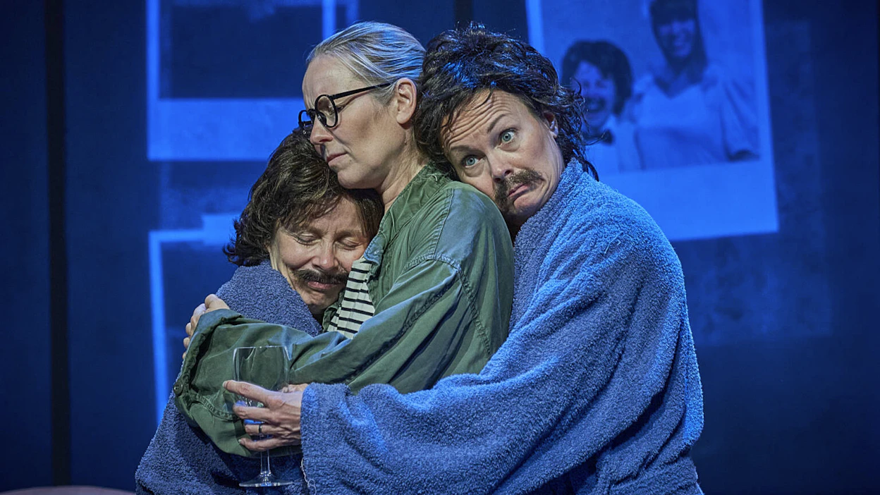 Anna Pitkämäki, Liisa vuori ja Laura Huhtamaa eli Sofia, Julia ja Emmi näyttelevät mainiosti myös miehiä kaaoksen keskellä.