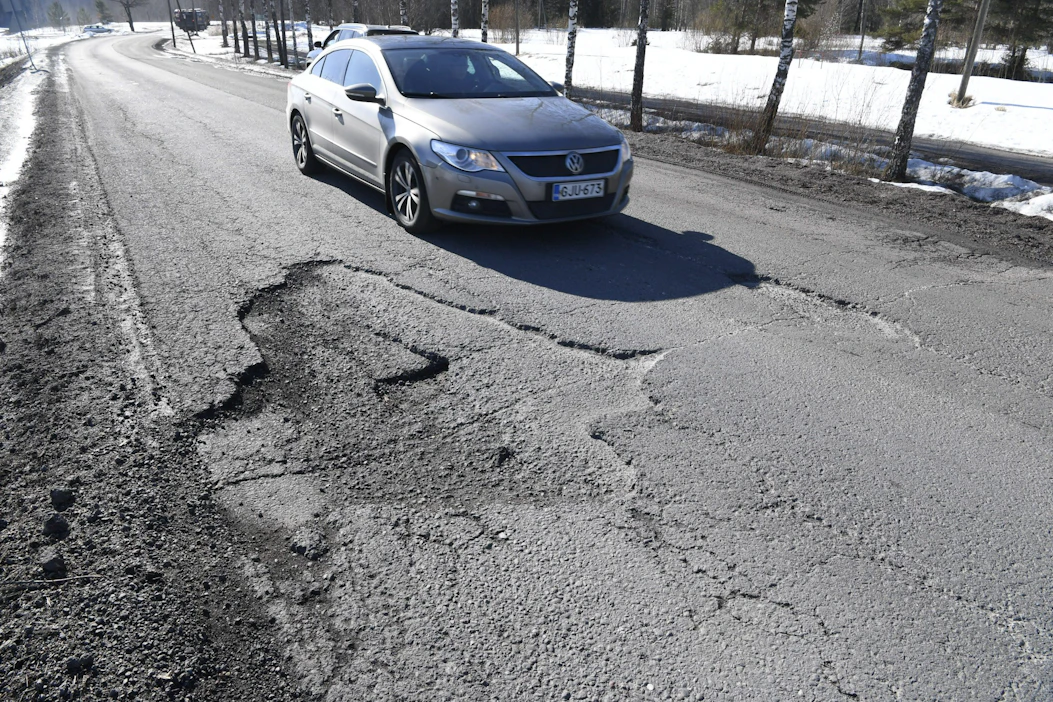 Päällystevaurio Pikkukyläntiellä Lohjalla Uudellamaalla maaliskuussa 2022., LEHTIKUVA / JUSSI NUKARI.