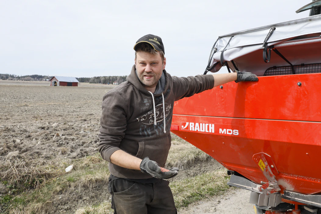 Mynämäkeläinen Aarne Lehtonen levitti kaliumia sokerijuurikaspellolle maanantaina 2.5. Typpi, hivenaineet ja vuorisuola ovat jo pellossa. Kylvötöiden vuoro oli tiistaina 3.5.