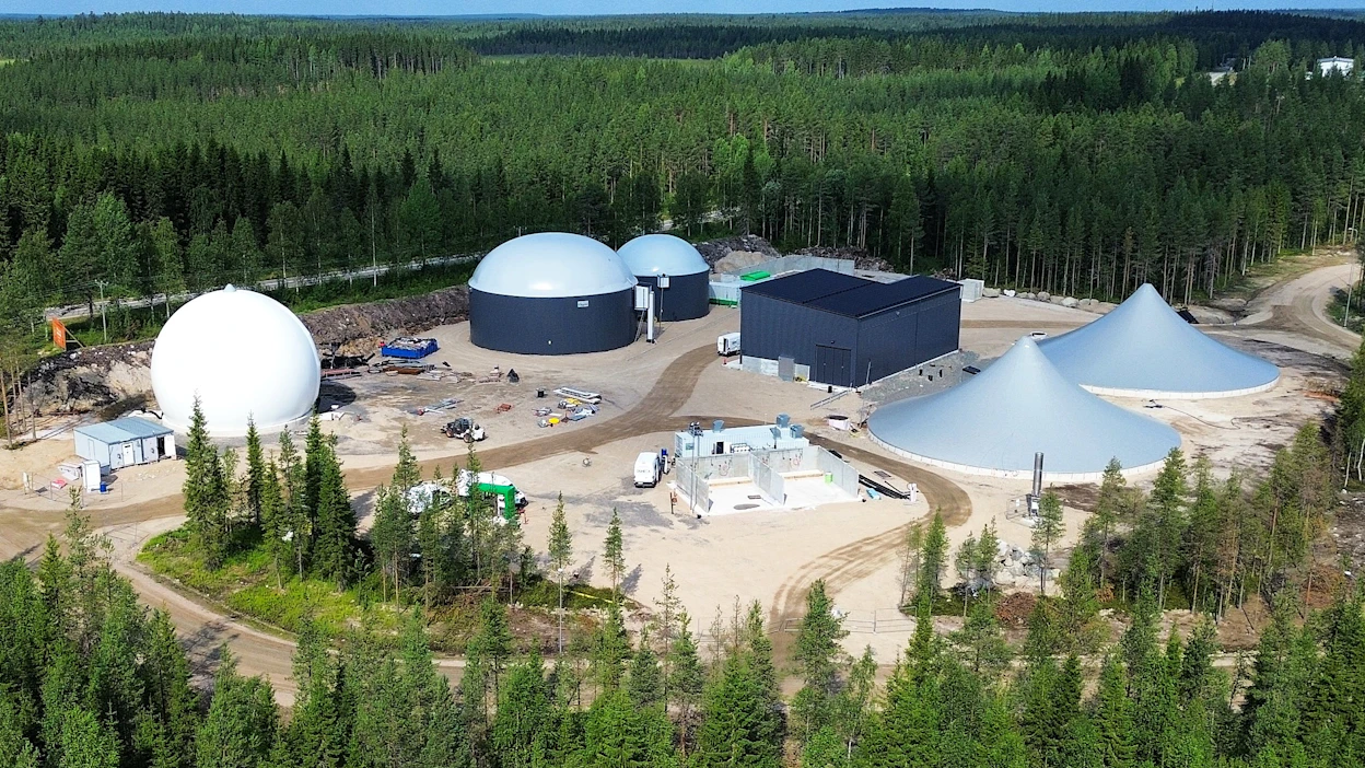 Biokaasulaitoksia valmistavassa Demecassa nähdään, että Suomessa tarvitaan jatkossa isojen ja maatilakokoluokan laitosten väliin myös keskikokoluokan laitoksia, joilla voi olla useampia omistajia tämän Ranuan biokaasulaitoksessa tapaan. Sillä on kaikkiaan 21 viljelijäomistajaa.