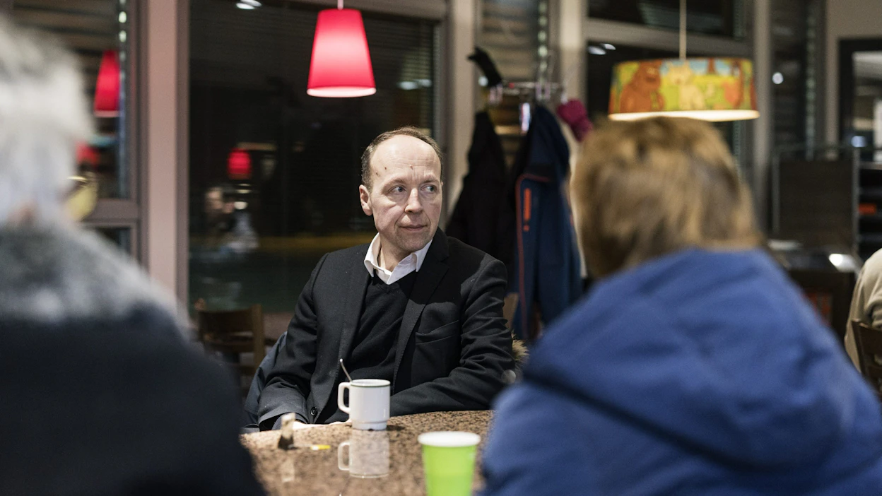 Perussuomalaisten presidenttiehdokas Jussi Halla-aho on viime aikoina hiipinyt ylöspäin gallupeissa. Kuvassa Halla-aho kampanjoimassa joulukuussa Kittilässä.