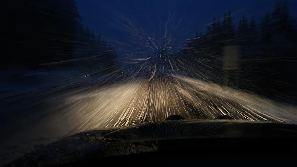 Lunta tuli perjantain vastaisena yönä niin paljon, että se alkoi jäädä tien pintaan.