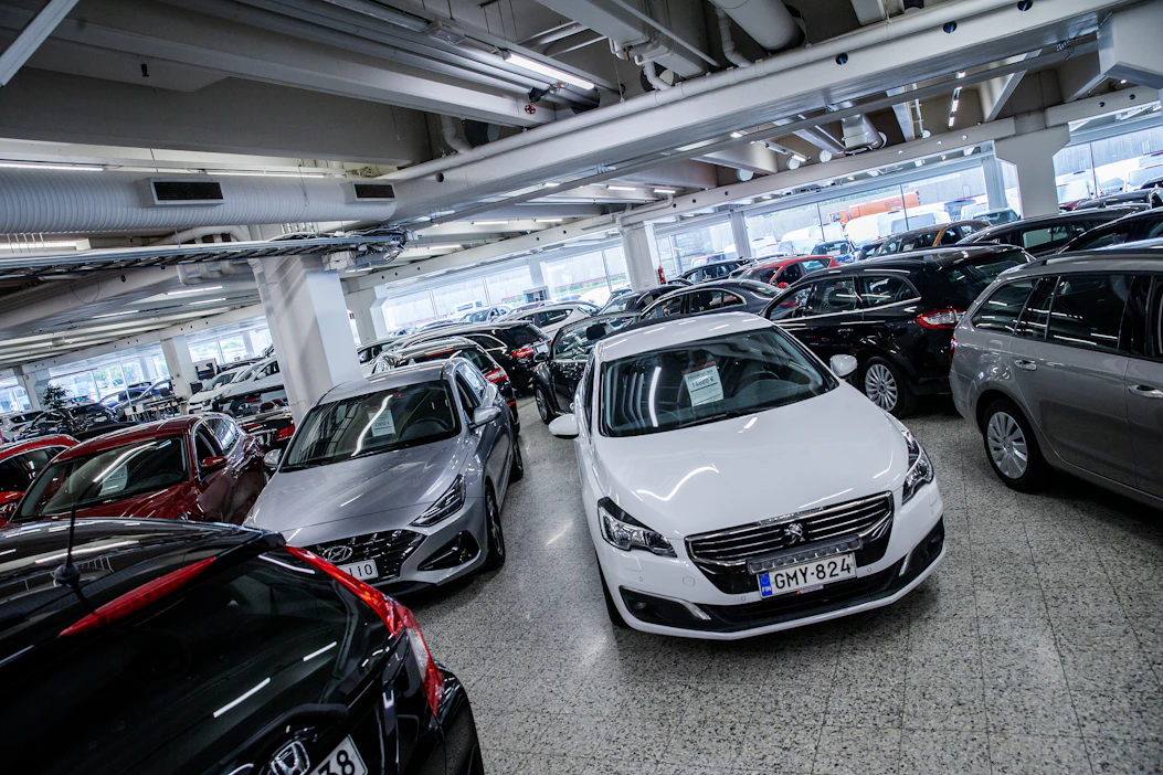 Käytettyjen autojen kaupan vilkastuminen on paikannut osaltaan uusien autojen tilausten vähenemistä.