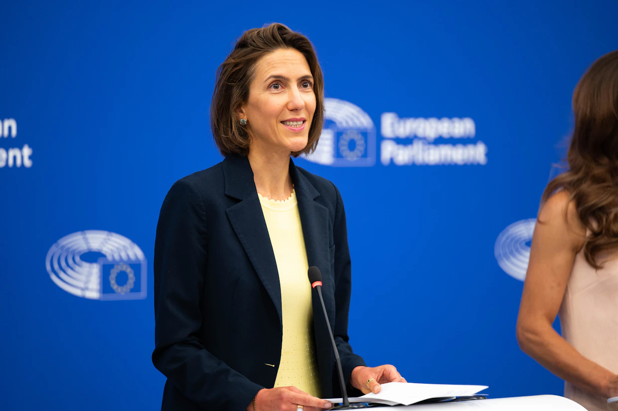 Parlamentin Renew-ryhmän ranskalainen puheenjohtaja Valerie Hayer on arvostellut kovin sanoin EU-komissiota, joka on laitaoikeiston tuella ajanut alas ilmastolakeja.