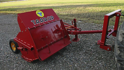 Taarup DM1100 -niittosilppuri kesantosilppuriksi muutettuna.