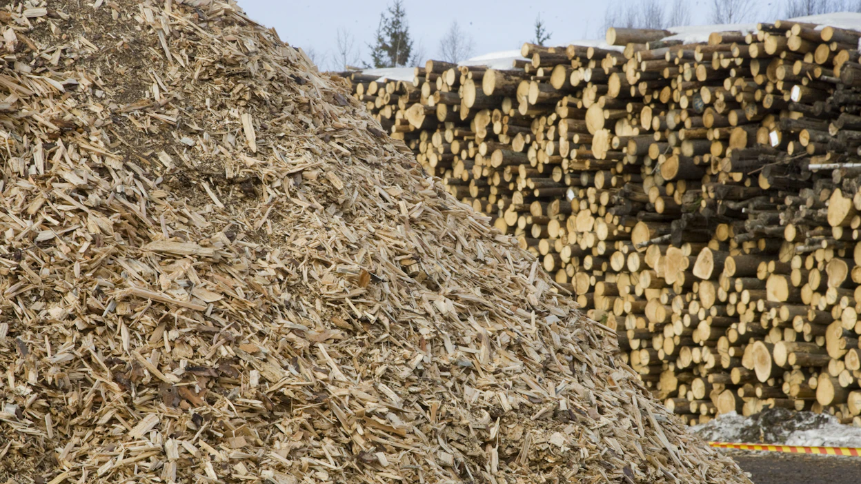 Klapien ja muu puun pienpolttaminen tulisijoissa ja maatilojen lämpökattiloissa tuotti viime vuonna melkein yhtä paljon energiaa kuin metsähakkeen poltto.