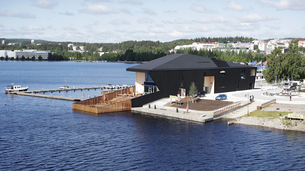 Kookas saunaravintola kohoaa Jyväskylän satamankärjessä.