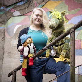 Nukketeatterissa näyttelijän pitää kanavoida tunteensa nukkien kautta, sanoo Anna Nekrassova. Laura Hallantien on rakentanut kuvan nuket Ystävä joella -esitykseen, joka saa ensi-iltansa huhtikuussa Oulun Valve Galleriassa.