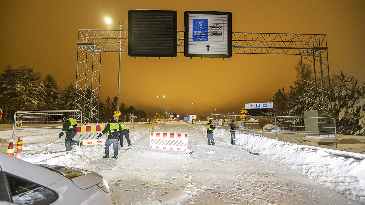 Tullimiehet asettivat rajasulkuja joulukuun puolivälissä vuonna 2023. Suomen ja Venäjän välinen raja on ollut suljettuna toista vuotta.