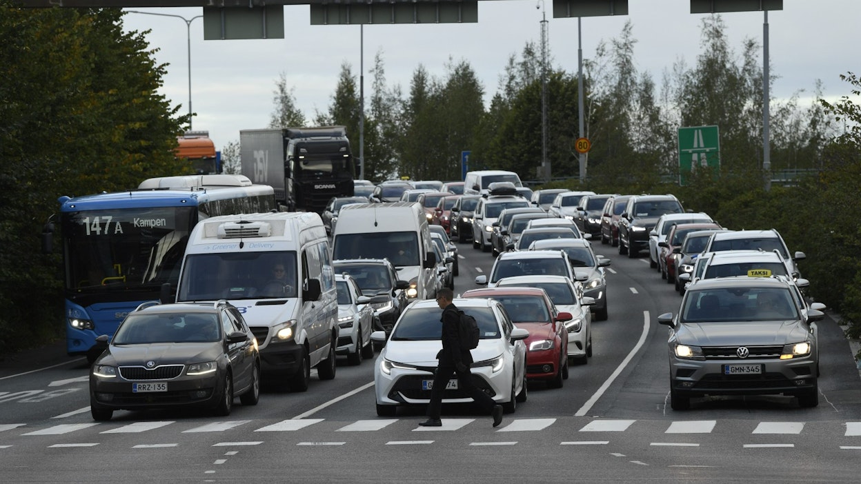 Liikenteen hiilidioksidipäästöt ovat viidennes kaikista Suomen päästöistä. LEHTIKUVA / Antti Aimo-Koivisto.