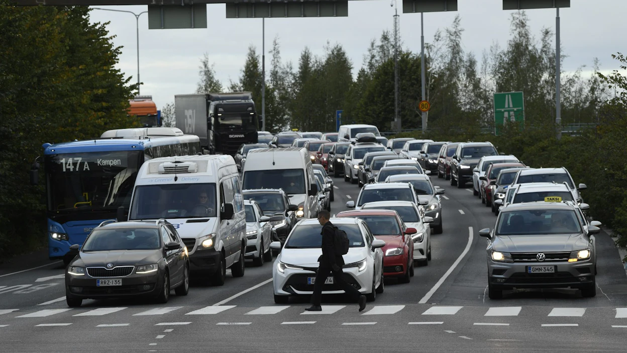 Liikenteen hiilidioksidipäästöt ovat viidennes kaikista Suomen päästöistä. LEHTIKUVA / Antti Aimo-Koivisto.