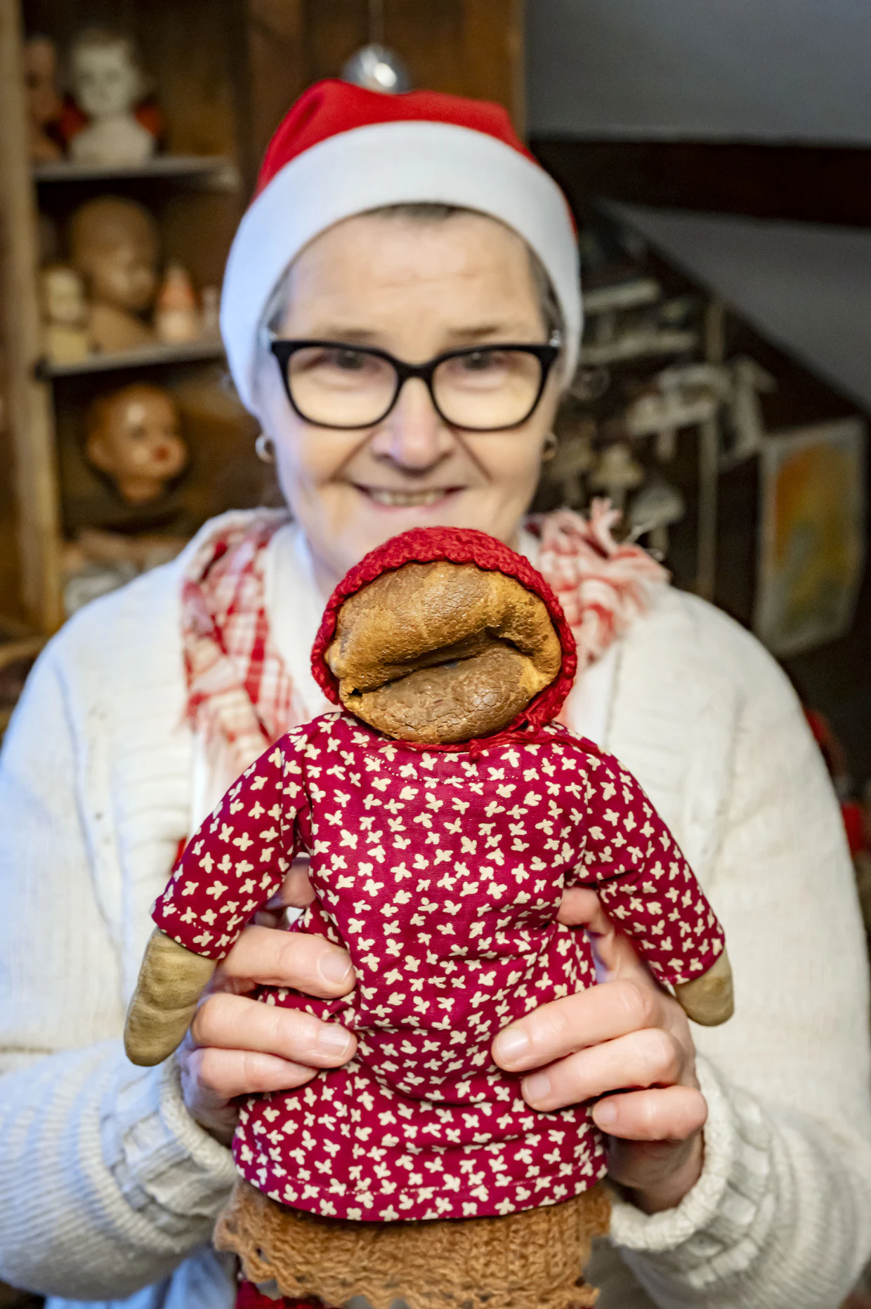 Vanhetessaan kumi haurastuu ja painuu kasaan. Tämä nukke on 1930-luvulta, eikä sitä enää kannata korjata.