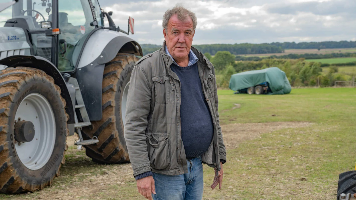 Jeremy Clarkson on tunnettu varsinkin hänen ajastaan Top Gearin juontajana. Taustalla Clarksonin ensimmäisellä kaudella ostama Lamborghini -merkkinen traktori.