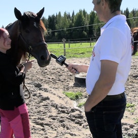Jenni Oinonen ja Jani Oinonen kertovat hevosistaan haastattelija Juha Jokiselle (kesk.).