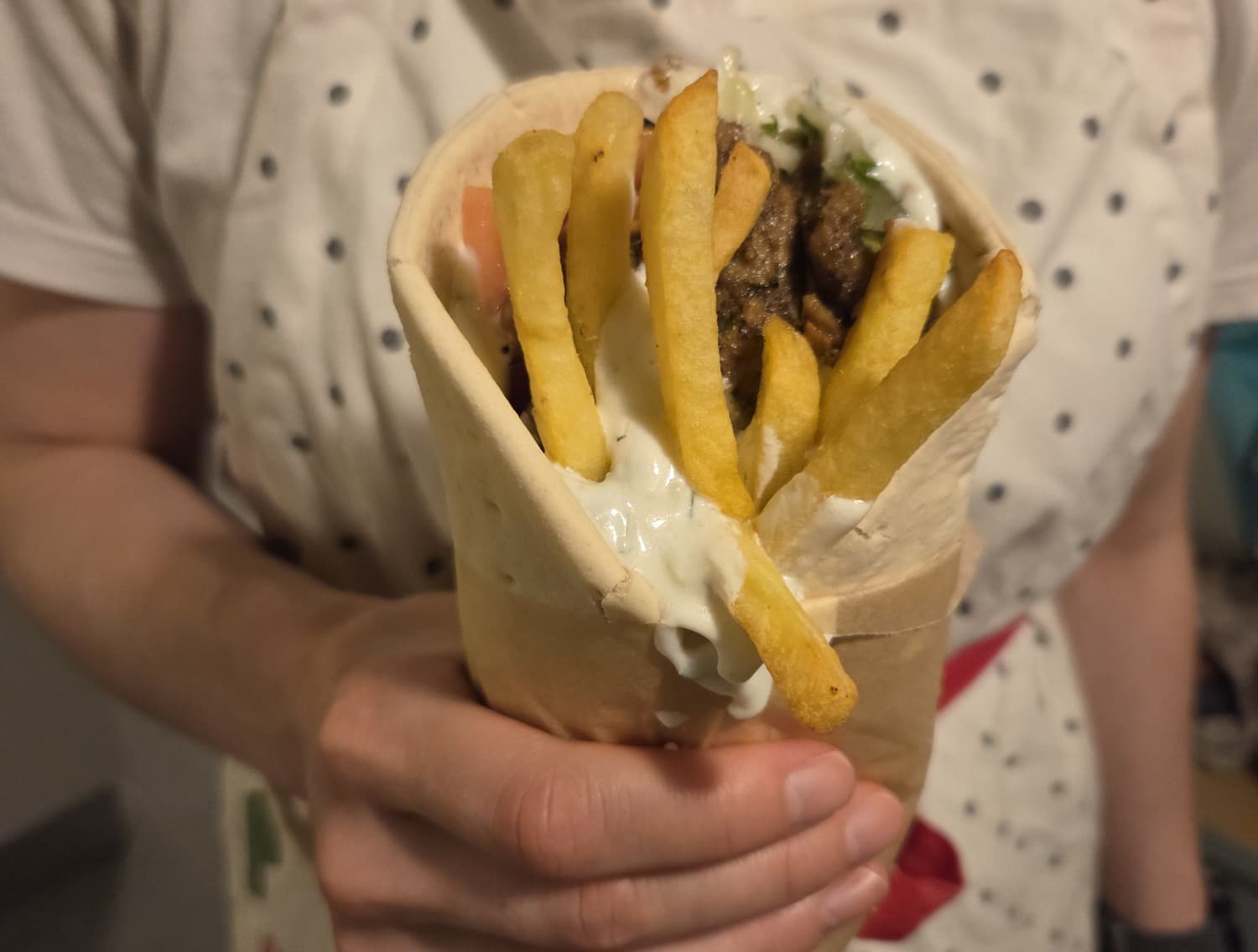 Gyrokset on helppo kääräistä kasaan, kun apuna käyttää puoliksi leikattua leivinarkkia.