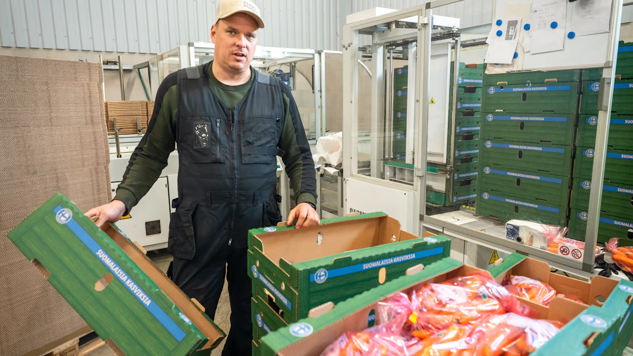 Vihannesviljelijä Ville Vinnikainen kertoo, että kulut ovat nousseet ja tuottajahinnat pienentyneet vuosi vuodelta.