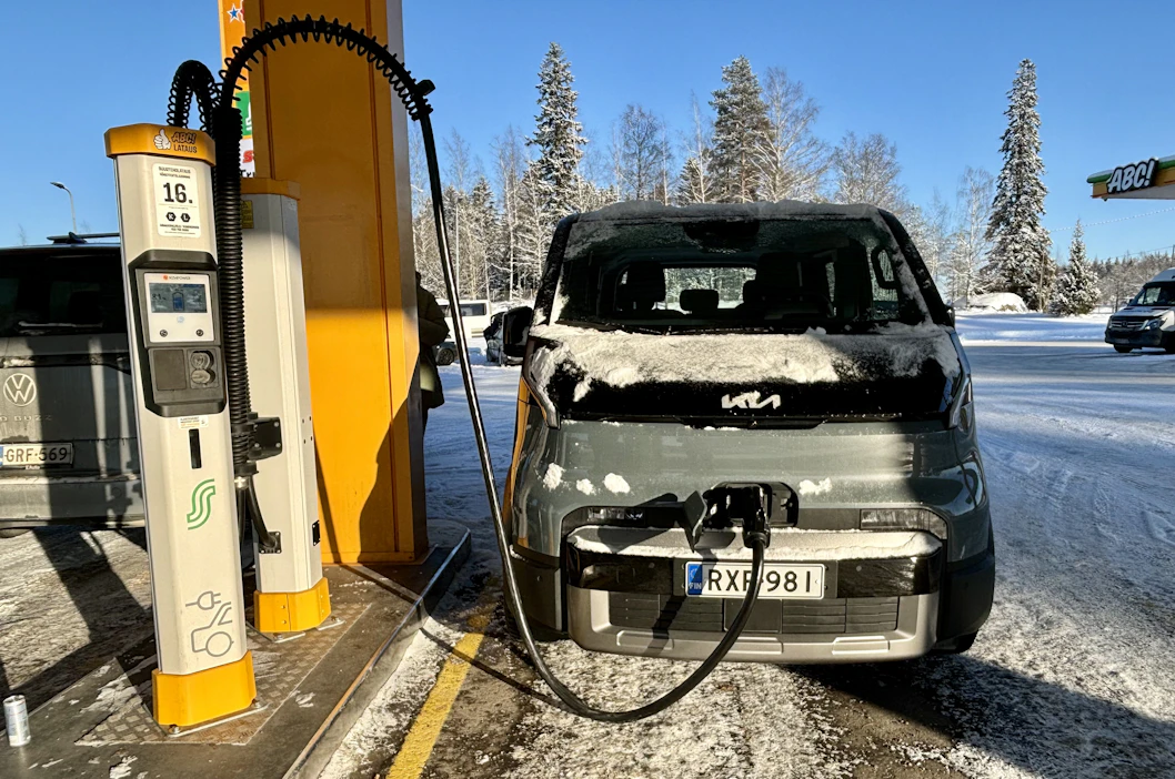 Suomen autokanta sähköistyy vauhdilla.
