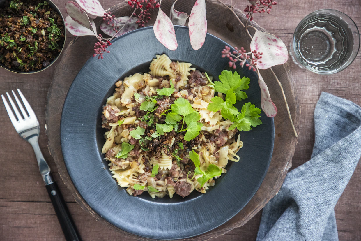 Ryynimakkarassa eli ryynärissä käytetään ohrasuurimoita, mikä lisää kuidun määrää ja alentaa lihan ja rasvan osuutta. Perinneherkusta syntyy sipulin ja kaalin kanssa ruokaisa pastapannu.