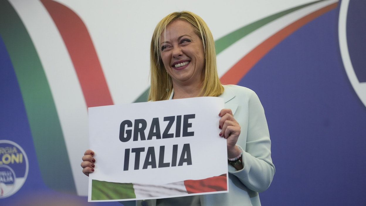 Voittaja Giorga Meloni kiitti Italiaa vaalituloksesta, joka selvästi hirvittää monia EU-johtajia.